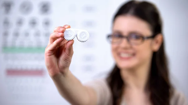 Mujer Sonriente Gafas Que Muestra Caja Lentes Contacto Recomendando Nueva — Foto de Stock