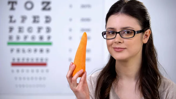 Lächelnde Frau Brille Beißt Auf Frische Karotten Nützliche Vitamine Und — Stockfoto