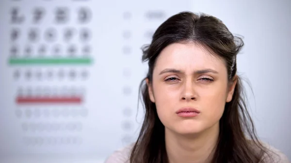 Mujer Somnolienta Con Exceso Trabajo Mirando Cámara Efecto Perjudicial Vista —  Fotos de Stock