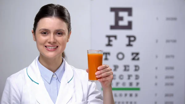 Oculista Segurando Vidro Com Suco Cenoura Bebida Orgânica Para Visão — Fotografia de Stock