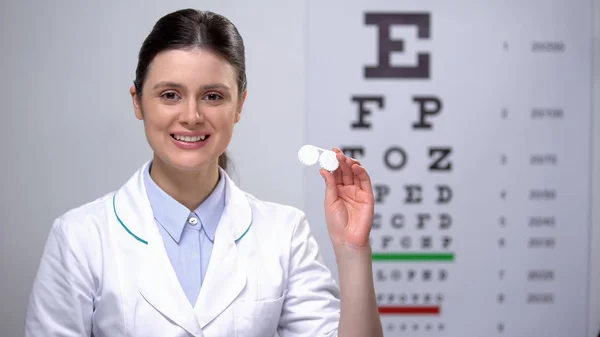 Diplom Augenoptiker Empfiehlt Neue Kontaktlinsen Neue Methoden Verbesserungen — Stockfoto