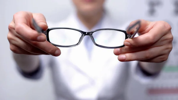 Arzt Empfiehlt Brille Für Person Mit Refokussiertem Sehen Sehverbesserung — Stockfoto