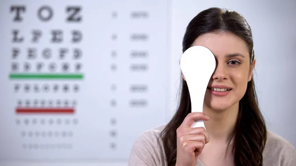 Paciente Femenina Cerrando Los Ojos Sonriendo Asintiendo Satisfecha Con Resultado —  Fotos de Stock