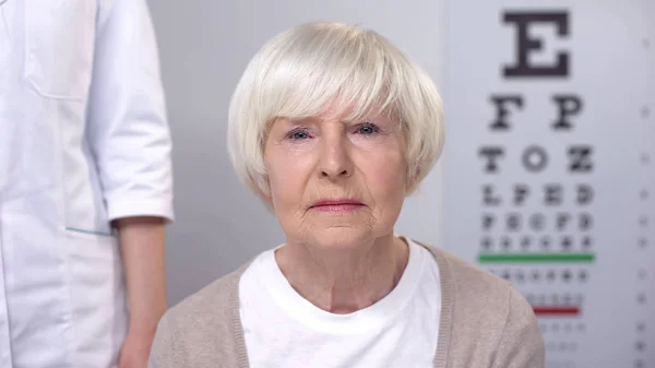 Smutna Starsza Kobieta Rozczarowany Diagnozy Badaniu Wzroku Zdrowia — Zdjęcie stockowe