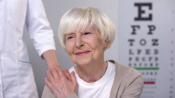 Optiker Tröstet Ältere Frau Während Sehuntersuchung Gesundheitsfürsorge — Stockfoto