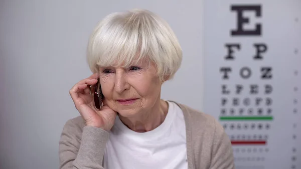 Donna Anziana Che Prende Appuntamento Con Oculista Prevenzione Delle Malattie — Foto Stock