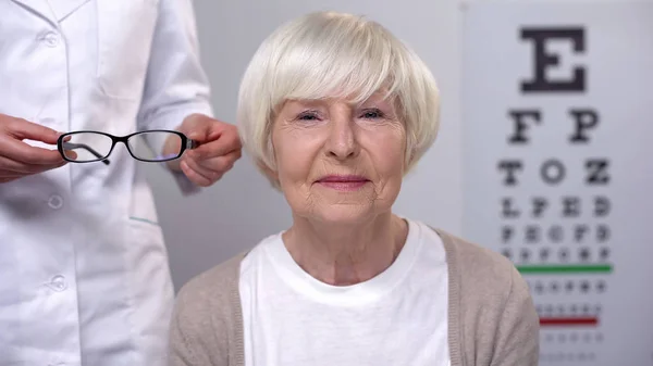 Médico Proponiendo Gafas Nuevas Señora Jubilada Paciente Satisfecho Visitando Oculista — Foto de Stock