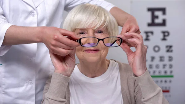 Opticien Dragen Van Oudere Vrouwelijke Patiënt Nieuwe Bril Visie Behandeling — Stockfoto