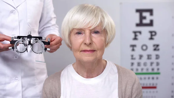 Gelukkig Senior Vrouw Brillen Kijken Naar Camera Tijdens Vision Onderzoek — Stockfoto