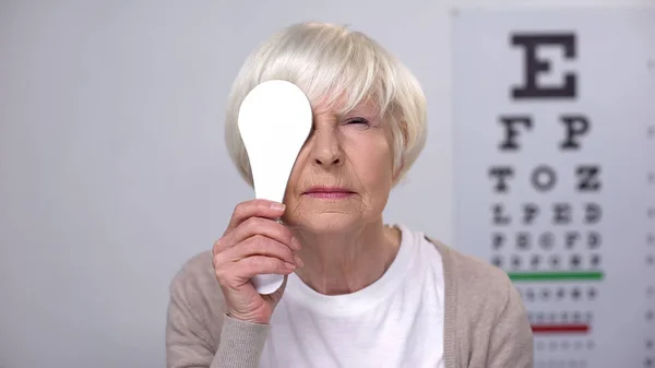 Senior Vrouw Kleding Oog Knijpen Camera Risico Van Cataract Ouderdom — Stockfoto
