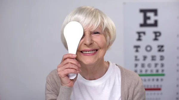 Olho Fechamento Feminino Aposentado Sorrindo Para Câmera Cirurgia Catarata Bem — Fotografia de Stock