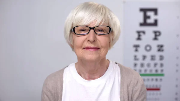 Senior Női Szemüvegek Mosolygós Kamerával Elégedett Szolgáltatás Minőségével — Stock Fotó