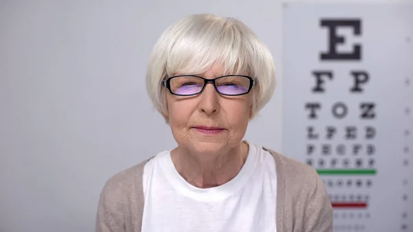 Femme Âgée Serrant Les Yeux Travers Des Lunettes Lentille Inappropriée — Photo