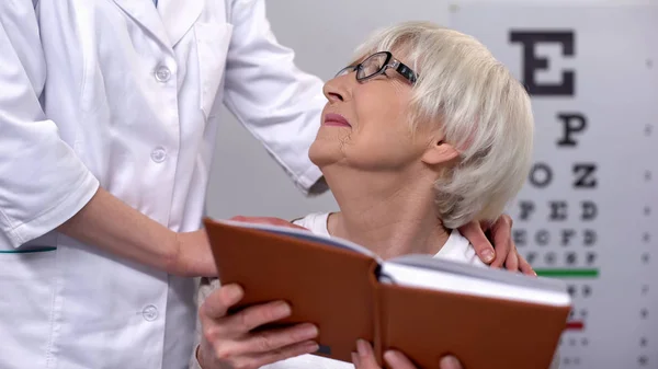 Óptica Reconfortante Señora Edad Tratando Leer Libro Paciente Que Sufre —  Fotos de Stock