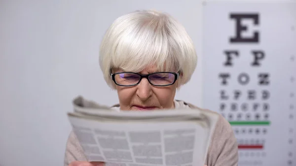 Mujer Mayor Anteojos Leyendo Periódico Sacudiendo Cabeza Riesgo Cataratas —  Fotos de Stock