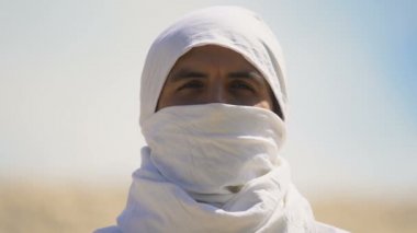 Beyaz giysilerin altında saklanan müslüman erkek portresi, İslami gelenekler
