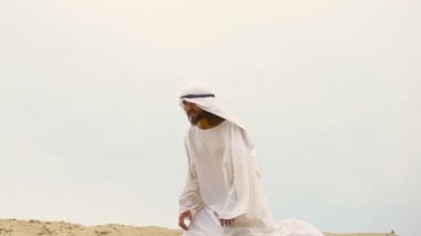 Müslüman çölde diz çöker, allah'tan af dileyen ellerini kaldırır.