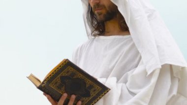 Allah'a dua eden, kutsal İslam öğretisini, teolojisini keşfeden Müslüman