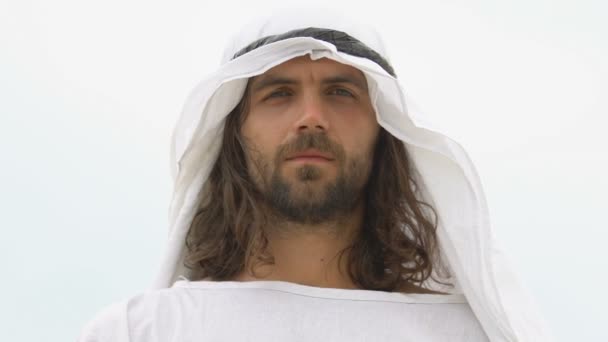 Handsome male arab looking into camera, wearing keffiyeh, traditional clothing — Stock Video