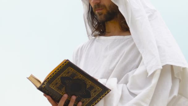 Мусульманин читает Коран, молясь Аллаху, исследуя священное исламское учение, теологию — стоковое видео