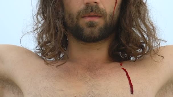 Капля крови стекает по распятому телу, Иисус теряет сознание, агония — стоковое видео