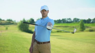 Golf oyunu, spor öncesi el midye Kadar Kulüp ısınma ile Yakışıklı erkek oyuncu