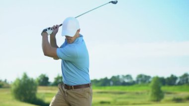 Yakışıklı golfçü kurs, kulüp ve top spor başarılı atış memnun