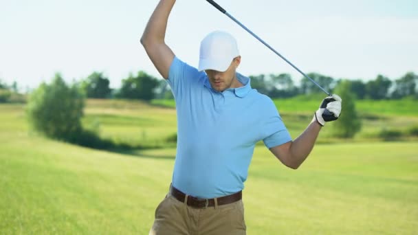 Vrolijke golfer Holding Club en warming-up schouder mosselen voor competitie — Stockvideo