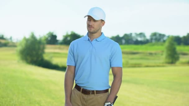 Счастливый игрок в гольф с клюшкой, улыбающейся на камеру, роскошная табуретка и спорт, активность — стоковое видео