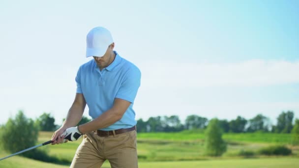 Professionell manlig spelare jublar framgångsrika skott under golftävling sport — Stockvideo