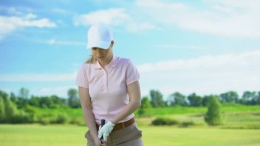 Bayan golf oyuncusu kurs, eğitim ve spor, hobi kulüp ile topa vurma