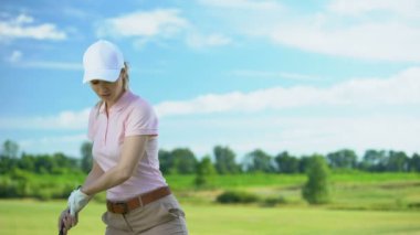 Kadın backswing pozisyonda golf oynarken, başarısız atış hakkında üzgün, kaybeden kavramı