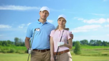 Golfçüler golfçüler golfçüler golfçüler kurs, spor okulu kamera poz ile