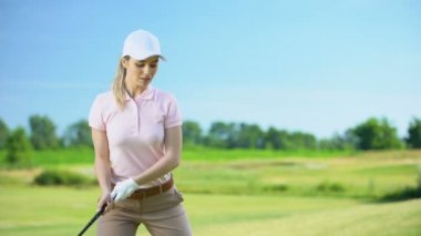 Golf kulübü topa vuran spor giyim kadın aniden bel ağrısı hissediyor