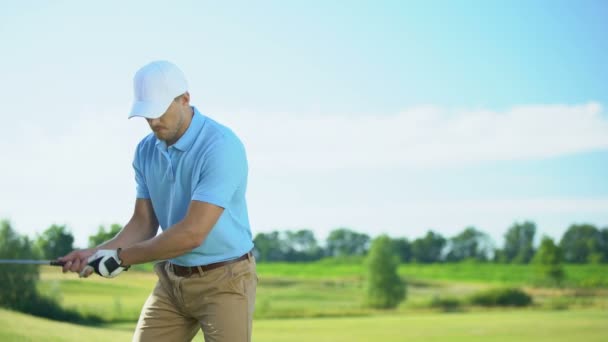 Iniciante jogador de golfe tomando balanço batendo bola, regozijando tiro bem sucedido, sorte — Vídeo de Stock