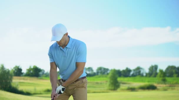 Glad man utför Swing slå golfboll, framgångsrika skott, sport seger — Stockvideo