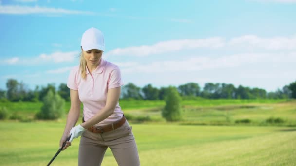 Jonge vrouw met Golf Club slaan bal, geschokt met mislukte schot, ongeluk — Stockvideo