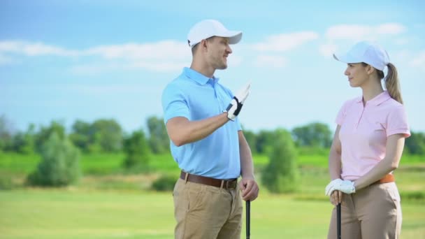 Glada golfare med klubbar som ger hög-fem efter lyckad sport Championship — Stockvideo