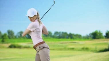 Profesyonel kadın golfçü topa vurma, aniden omuz ağrısı, travma hissi