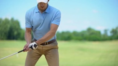 Genç erkek golf oyuncusu topa vuruyor, korkunç omuz spazmı, travma