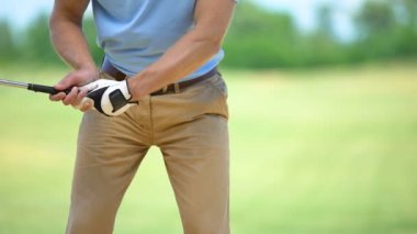 Adam golf oynarken, aniden keskin dirsek ağrısı hissi, spazm rahatlatmak için masaj