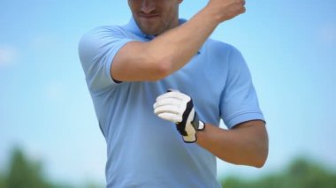 Spor giyim adam dirsek iltihabı acı, ağrılı bölgeye dokunmadan, burkulma