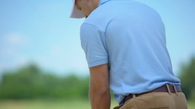 Erkek golf oynarken, aniden boyun spazm hissi, spor travma sonucu, sağlık