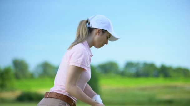 Giovane donna con mazza che gioca a golf, dolore alle spalle acuto, trauma sportivo — Video Stock