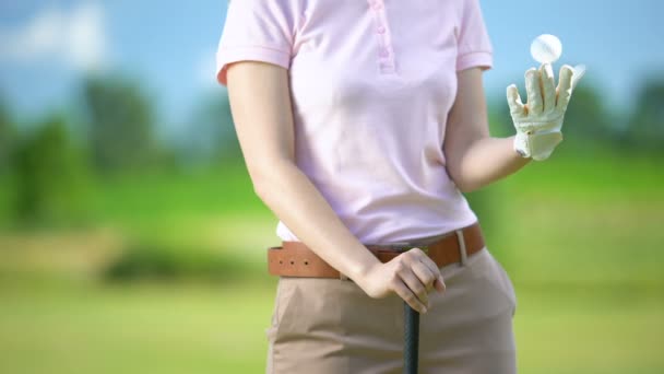 Mujer golfista en guante lanzando pelota, listo para iniciar la competencia, hobby de élite — Vídeos de Stock