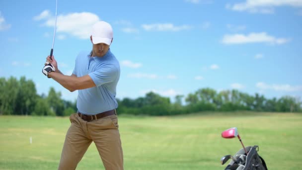 Golfista experiente batendo bola, de repente sentindo dor no ombro, inflamação — Vídeo de Stock