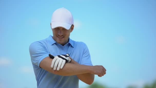 沮丧的男性高尔夫球手感到肘部疼痛，触摸疼痛区，运动创伤 — 图库视频影像