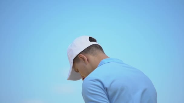 Iniciante jogador de golfe masculino batendo bola, sofrendo dor terrível no pescoço, trauma — Vídeo de Stock