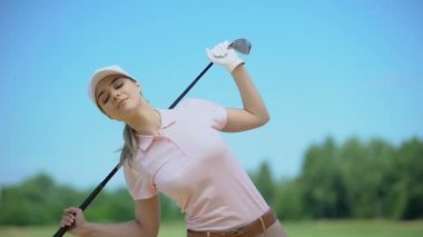 Golf müsabakası öncesi elinde kulüp ile Pretty atletik bayan eğitim, spor