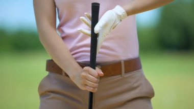 Temel top pozisyonunda kadın acemi golf oyuncusu eğitimi, elit hobi, ders